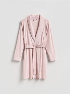 Miękki szlafrok z paskiem - pastelowy róż. Czerwone szlafroki Reserved, l, bez wzorów, z dzianiny, bez kaptura. Za 129,99 zł.