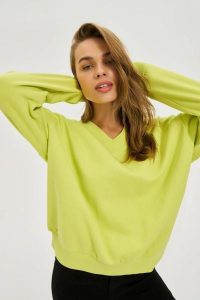 Bluza z dekoltem w serek limonkowa. Bluzy MOODO, l, bez wzorów, z bawełny, bez kaptura. W wyprzedaży za 59,99 zł.