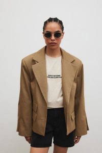 Marynarka o prostym kroju w kolorze LIGHT KHAKI - RICHMOND-S/M. Brązowe marynarki i żakiety Marsala, m, bez wzorów, z bawełny, eleganckie. Za 599,90 zł.