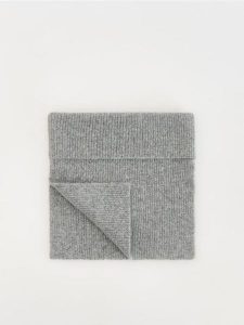 Komin z wysokim golfem - szary. Szare szaliki Reserved, bez wzorów, z dzianiny. W wyprzedaży za 39,99 zł.