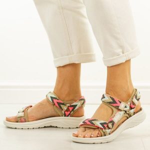 Beżowo fuksjowe sandały damskie Lee Cooper 4429. Brązowe sandały Lee Cooper, bez wzorów, z tkaniny, bez obcasa, na płaskiej podeszwie, bez zapięcia. Za 139,00 zł.