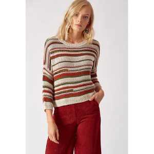 Sweter w kolorze beżowo-czerwono-khakim. Brązowe swetry klasyczne marki Robin, z okrągłym kołnierzem. W wyprzedaży za 109,95 zł.
