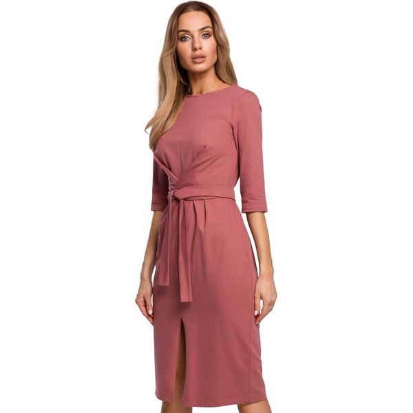 Sukienka dopasowana z rozcięciem i wiązaniem różowa bawełna. Czerwone sukienki Sukienki.shop, do pracy, l, bez wzorów, z bawełny, biznesowe, bez kołnierzyka, bez ramiączek, dopasowane. Za 129,00 zł.