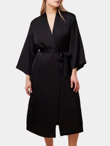 Triumph Szlafrok Robes Satin Robe 01 10216534 Czarny. Czarne szlafroki Triumph, bez wzorów, z syntetyku, bez kaptura. Za 269,99 zł.