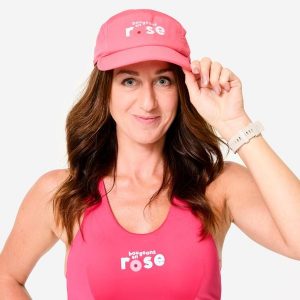 Czapka z daszkiem do biegania Kiprun 5 paneli "Bougeons en rose". Czerwone czapki KIPRUN, bez wzorów, z materiału, sportowe. Za 49,99 zł.