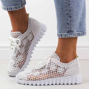 Białe przewiewne półbuty damskie T.Sokolski 1982. Białe półbuty Sokolski, na lato, w ażurowe wzory, z tkaniny, z okrągłym noskiem, bez obcasa, bez zapięcia. Za 189,00 zł.