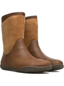 Camper Skórzane kozaki w kolorze jasnobrązowym rozmiar: 35. Brązowe kozaki Camper, na zimę, bez wzorów, bez obcasa, bez zapięcia. Za 347,99 zł.