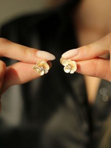 Pierres delicates Pozłacane kolczyki-wkrętki z cyrkoniami rozmiar: onesize. Żółte kolczyki Pierres delicates, z cyrkonią, pozłacane. Za 39,99 zł.