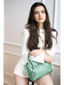 Victor & Hugo Paris Skórzana torebka "Jeny" w kolorze zielonym - 25 x 19 x 7 cm rozmiar: onesize. Zielone torebki klasyczne Victor & Hugo Paris, bez wzorów, z materiału, przez ramię, bez dodatków. Za 347,99 zł.