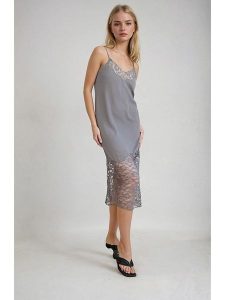 Monki Sukienka w kolorze szarym rozmiar: 32. Szare sukienki Monki, na co dzień, bez wzorów, z koronki, bez kołnierzyka, bez ramiączek, midi, proste. Za 43,99 zł.