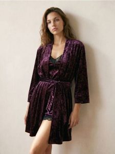Jednolity szlafrok kimono - bordowy. Czerwone szlafroki Sinsay, l, bez wzorów, bez kaptura. Za 59,99 zł.