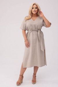 Sukienka Lenora w kolorze naturalnego lnu - Elegancja w naturalnym stylu PLUS SIZE OVERSIZE XXL. Sukienki Moda Size Plus Iwanek, na co dzień, l, bez wzorów, ze lnu, eleganckie, bez kołnierzyka, plus size, bez ramiączek, midi, dopasowane. W wyprzedaży za 269,90 zł.