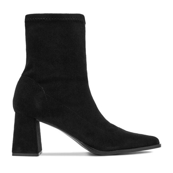 Botki DeeZee. Czarne botki DeeZee, bez wzorów, bez obcasa, na słupku, bez zapięcia. Za 179,99 zł.