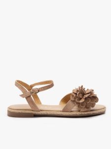 Jasnobrązowe sandały z kwiatem. Brązowe sandały Ryłko, bez wzorów, ze skóry, z okrągłym noskiem, bez obcasa, na płaskiej podeszwie, bez zapięcia. Za 379,99 zł.