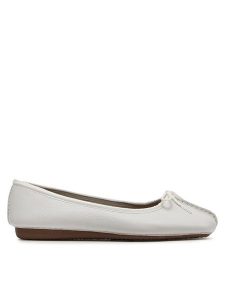 Clarks Baleriny Freckle Ice 203544554 Biały. Białe balerinki Clarks, bez wzorów, ze skóry, bez obcasa, bez zapięcia. Za 399,99 zł.