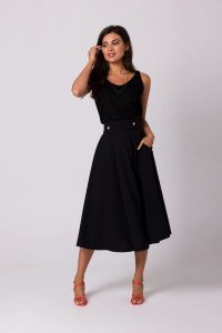 Rozkloszowana spódnica z wysokim stanem i kieszeniami czarna. Czarne spódnice Bewear, na lato, m, bez wzorów, midi. Za 319,00 zł.
