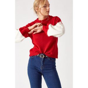 Sweter w kolorze czerwono-białym. Białe długie swetry marki Robin, z okrągłym kołnierzem. W wyprzedaży za 189,95 zł.