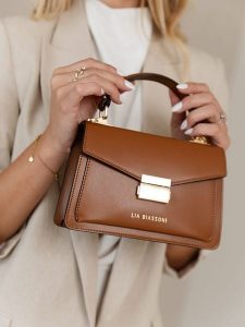 Lia Biassoni Skórzana torebka w kolorze jasnobrązowym - 20 x 14 x 7 cm rozmiar: onesize. Brązowe torebki klasyczne Lia Biassoni, bez wzorów, z materiału, przez ramię, bez dodatków. Za 217,99 zł.