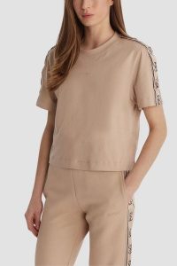 GUESS Ciemnobeżowy bawełniany t-shirt damski z lampasami Britney, Rozmiar L. Brązowe t-shirty Guess, l, z aplikacjami, z bawełny, bez kołnierzyka, bez ramiączek. Za 219,99 zł.