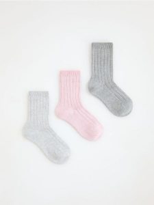Skarpetki z wiskozą 3 pack - jasnoszary. Szare skarpetki Reserved, bez wzorów, z wiskozy. W wyprzedaży za 19,99 zł.