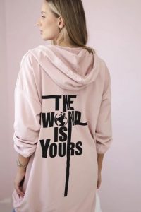Bluza z nadrukiem "The world is yours" ciemny pudrowy róż. Czerwone bluzy KESI, l, bez wzorów, z bawełny, bez kaptura. Za 238,37 zł.