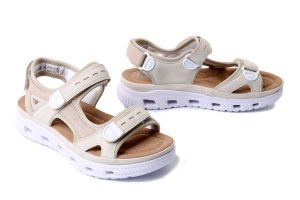 RIEKER 64074-60 beige, sandały damskie. Brązowe sandały Rieker, bez wzorów, bez obcasa, bez zapięcia. Za 287,92 zł.