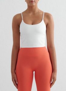 Damski top treningowy bezszwowy, modelujący, cienkie ramiączka Shape biały. Białe topy AIM'N, l, bez wzorów, z dzianiny, bez kołnierzyka, bez ramiączek. Za 173,60 zł.