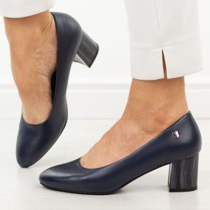 Granatowe czółenka damskie na obcasie Sergio Leone Pb404. Niebieskie czółenka Sergio Leone, bez wzorów, ze skóry, z okrągłym noskiem, bez obcasa, na obcasie, bez zapięcia. W wyprzedaży za 148,72 zł.