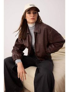 Trendyol Kurtka w kolorze ciemnobrązowym ze skóry syntetycznej rozmiar: M. Brązowe kurtki Trendyol, m, bez wzorów, ze skóry, bez kaptura. Za 191,42 zł.