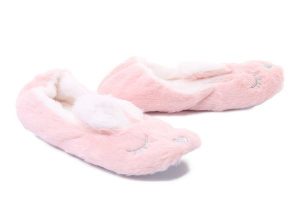 AXIM 7P24082 róż, kapcie damskie. Czerwone kapcie Axim, bez wzorów. Za 34,99 zł.
