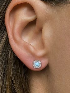 Les Petites Précieuses Srebrne kolczyki-wkrętki z topazem i cyrkoniami rozmiar: onesize. Niebieskie kolczyki Les Petites Précieuses, z cyrkonią, srebrne. Za 217,99 zł.