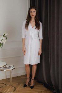 Biała Elegancka Sukienka z Plisowanym Dołem. Białe sukienki Figl, m, bez wzorów, z elastanu, eleganckie, bez kołnierzyka, bez ramiączek, plisowane. Za 289,00 zł.