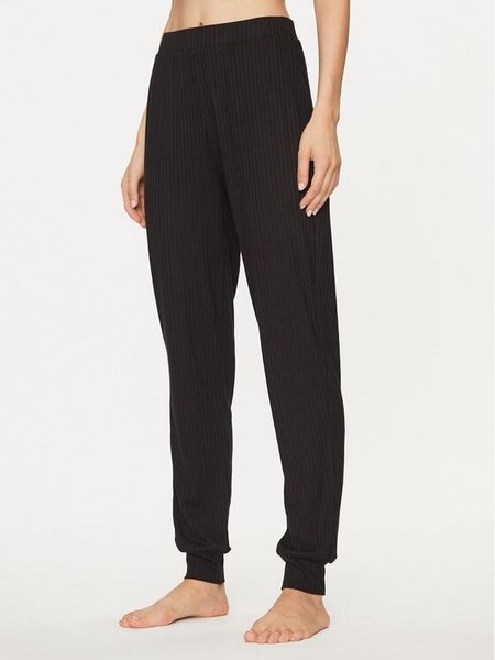 Guess Spodnie dresowe O3BB00 KBXB2 Czarny Regular Fit. Czarne spodnie dresowe Guess, s, z aplikacjami, z dresówki. Za 109,99 zł.