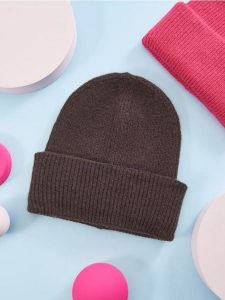 Czapka basic - brązowy. Brązowe czapki Sinsay, bez wzorów, z materiału. Za 19,99 zł.