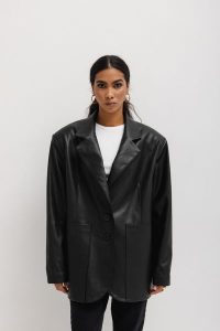 Marynarka oversize z eko skóry w kolorze CZARNYM - HARLEY LEATHER-S/M. Czarne marynarki i żakiety Marsala, l, bez wzorów, z elastanu, eleganckie. Za 439,90 zł.