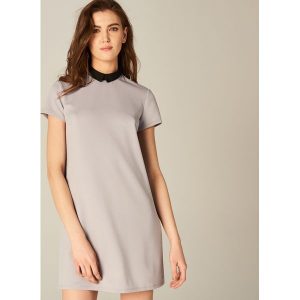 Elegancka sukienka z kontrastowym kołnierzem - Jasny szar. Sukienki marki Mohito. W wyprzedaży za 59,99 zł.