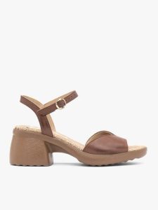 Brązowe sandały na masywnym obcasie. Brązowe sandały Ryłko, bez wzorów, ze skóry, z okrągłym noskiem, bez obcasa, na obcasie, bez zapięcia. Za 349,99 zł.