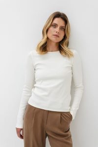 BLUZKA SUZANE ECRU S - Flawless. Bluzki Flawless, s, bez wzorów, z dresówki, biznesowe, bez kołnierzyka, bez ramiączek. Za 197,00 zł.
