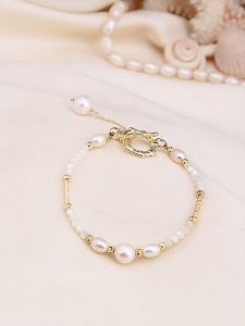 Pierres de Jade Pozłacana bransoletka z perłami rozmiar: onesize. Białe bransoletki Pierres de Jade, z perłą, pozłacane. Za 56,99 zł.