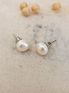 Atelier MIU Pozłacane kolczyki-wkrętki z masą perłową rozmiar: onesize. Brązowe kolczyki Atelier MIU, z perłą, pozłacane. Za 83,22 zł.