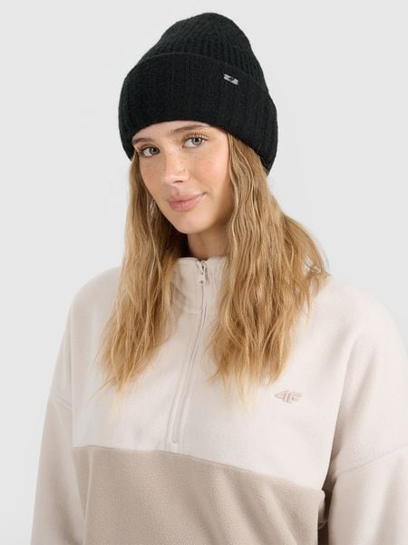 4F Czapka zimowa damska - czarna S. Czarne czapki 4f, bez wzorów, klasyczne. Za 49,99 zł.