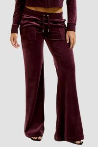 JUICY COUTURE Śliwkowe damskie dresowe spodnie Layla Low Rise. Fioletowe spodnie dresowe Juicy Couture, s, bez wzorów, z dresówki. W wyprzedaży za 284,99 zł.