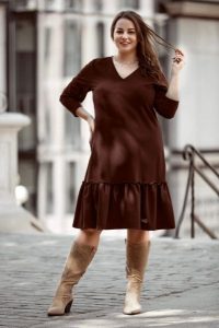 Czekoladowa dresowa sukienka Alice z falbanką PLUS SIZE XXL OVERSIZE JESIEŃ. Brązowe sukienki Moda Size Plus Iwanek, na co dzień, na jesień, plus size, bez wzorów, z bawełny, eleganckie, bez kołnierzyka, plus size, bez ramiączek, mini, oversize. Za 249,90 zł.