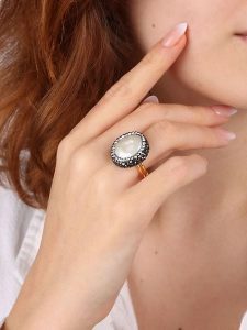 L'Atelier de Gaia Pozłacany pierścionek z cyrkoniami i perłą rozmiar: onesize. Białe pierścionki L'Atelier de Gaia, z cyrkonią, pozłacane. Za 91,56 zł.