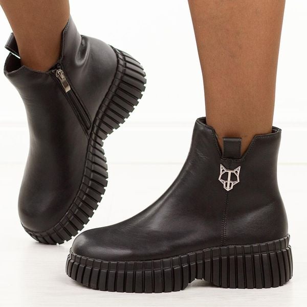 Czarne skórzane botki damskie Filippo Dbt7274/25. Czarne botki Filippo, na jesień, bez wzorów, z jeansu, z okrągłym noskiem, bez obcasa, na platformie, bez zapięcia. W wyprzedaży za 255,20 zł.