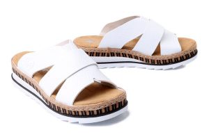 Rieker V7989-80 white, klapki damskie. Białe klapki Rieker, bez wzorów, bez obcasa, na koturnie. Za 299,90 zł.