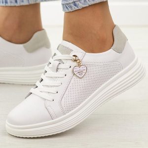 Białe skórzane półbuty damskie Filippo Dp6860/26. Białe półbuty Filippo, na jesień, z aplikacjami, z jeansu, bez obcasa, na płaskiej podeszwie, bez zapięcia. Za 239,00 zł.