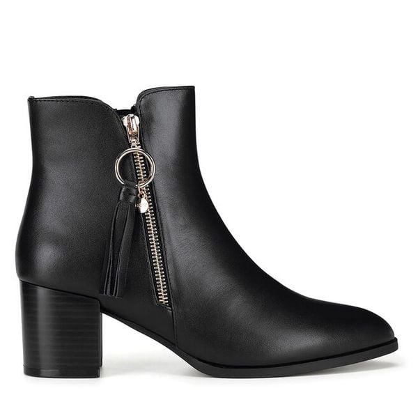 Botki MEXX. Czarne botki Mexx, bez wzorów, bez obcasa, na słupku, bez zapięcia. Za 369,99 zł.