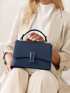 Lia Biassoni Skórzana torebka "Fegana" w kolorze granatowym - 20 x 14 x 8 cm rozmiar: onesize. Niebieskie torebki klasyczne Lia Biassoni, bez wzorów, z materiału, przez ramię, bez dodatków. Za 217,99 zł.