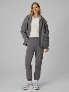 4F Spodnie dresowe joggery damskie - szare XS. Szare spodnie dresowe 4f, xs, bez wzorów, z dresówki. Za 129,99 zł.